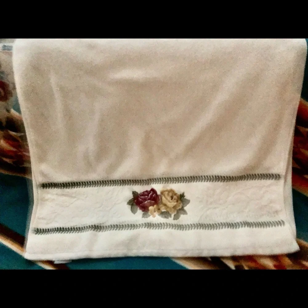 VINTAGE WAVERLY GARDEN ROOM EMBROIDERED COTTAGE ROSES W/EMBOSSED TRIM 24